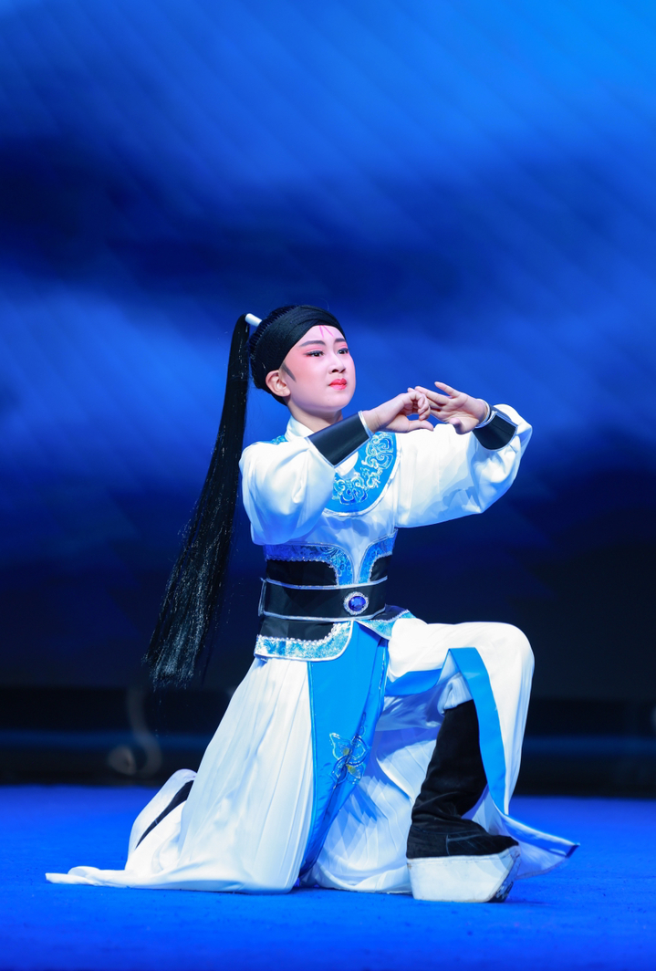 刘悦涵表演越剧《北地王》选段《哭祖庙》。