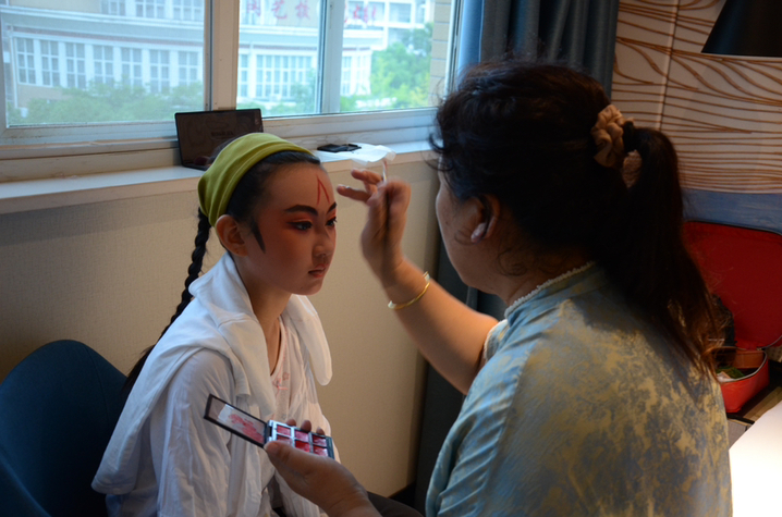 刘悦涵在化妆等待上场。