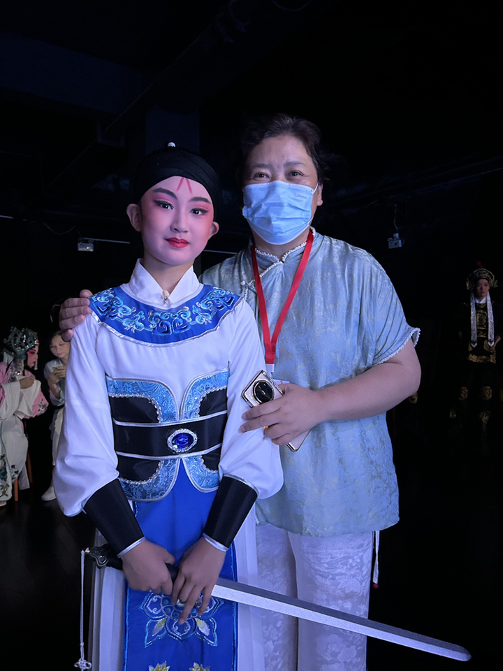 刘悦涵和指导老师陶丽艳。