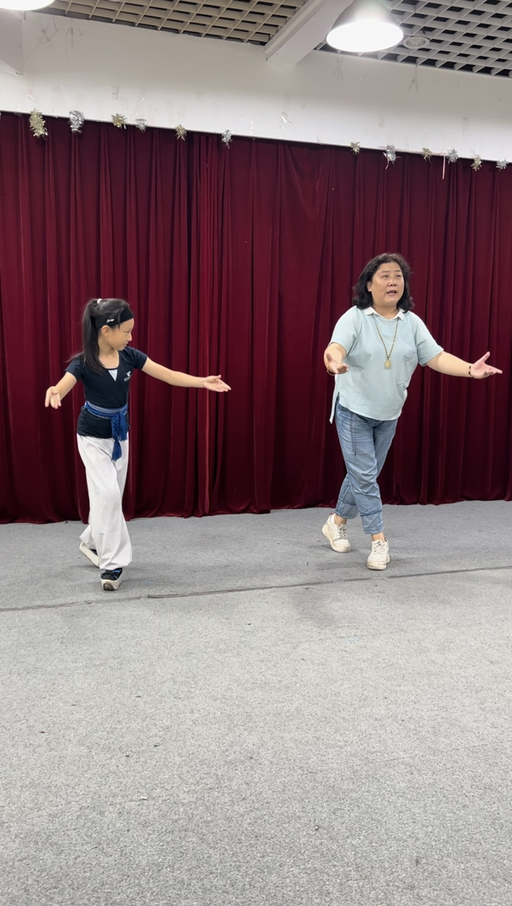 刘悦涵和指导老师陶丽艳。