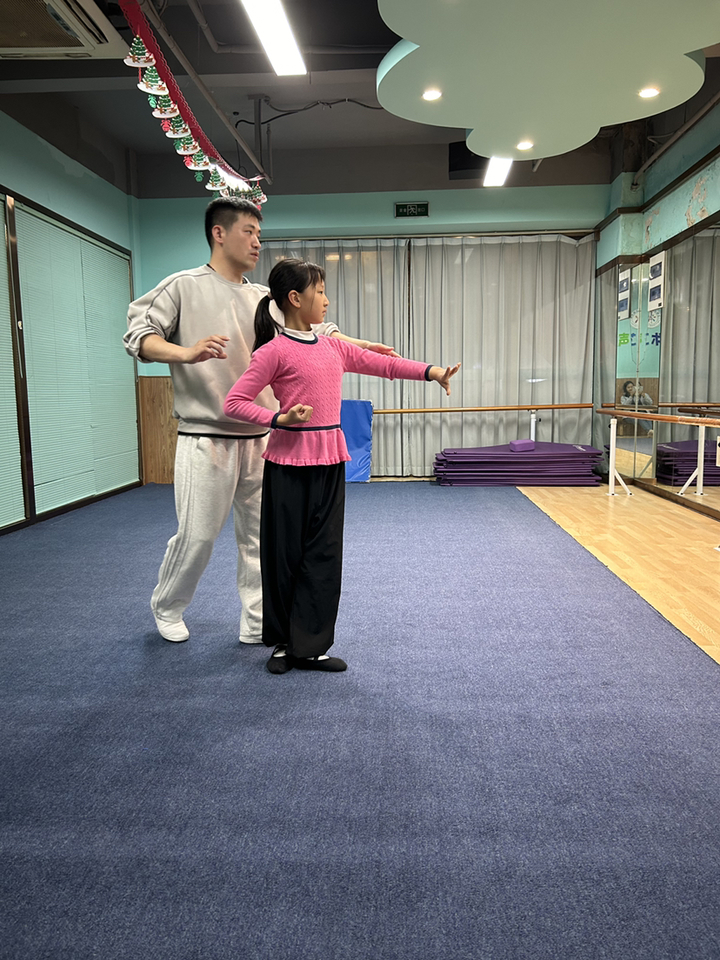 刘悦涵在南青越小花班学习。