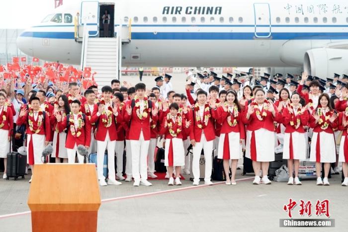 8月29日，巴黎奥运会中国内地奥运健儿代表团抵达香港国际机场，开始为期3天的访问交流。图为运动员等在停机坪挥手致意。 中新社记者 侯宇 摄