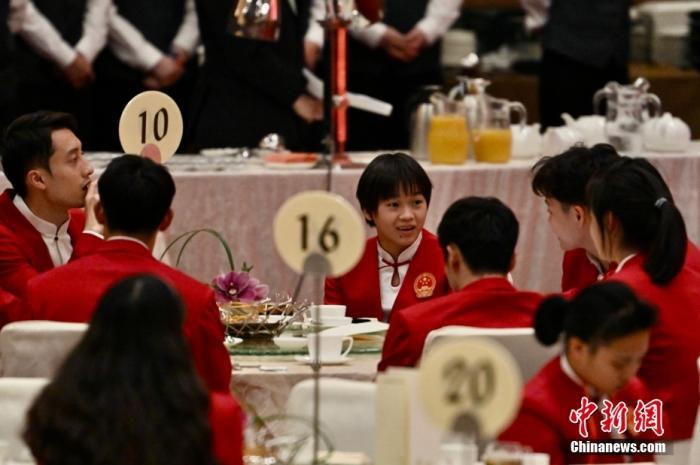 8月29日，参加巴黎2024年夏季奥运会的内地奥运健儿代表团于香港出席特区政府举办的欢迎晚宴。图为跳水运动员全红婵(右四)等运动员出席欢迎晚宴。 中新社记者 李志华 摄