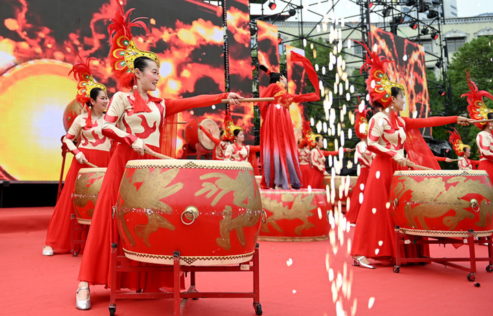 2024年10月1日，广西桂林，全州县新区体育中心小广场，数千市民欢庆国庆佳节。
