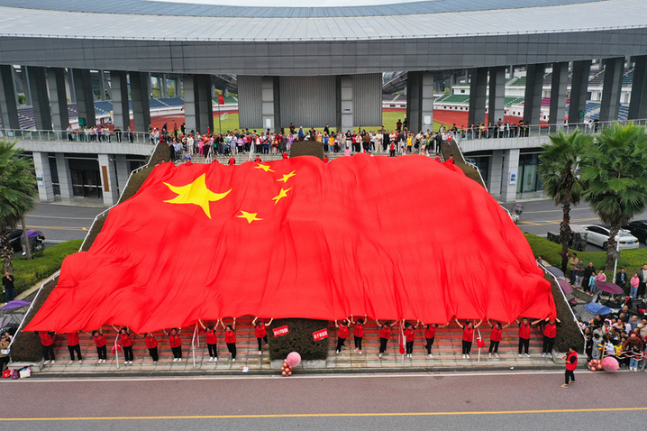 2024年10月1日，广西桂林，全州县新区体育中心小广场，数千市民欢庆国庆佳节。
