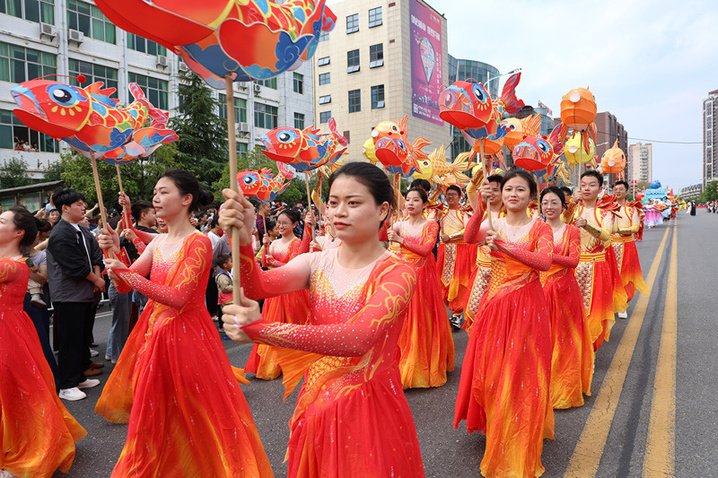 2024年10月1日，广西桂林，全州县新区体育中心小广场，数千市民欢庆国庆佳节。
