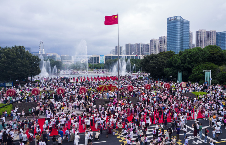 2024年10月1日，广西桂林，全州县新区体育中心小广场，数千市民欢庆国庆佳节。
