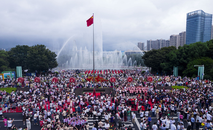 2024年10月1日，广西桂林，全州县新区体育中心小广场，数千市民欢庆国庆佳节。
