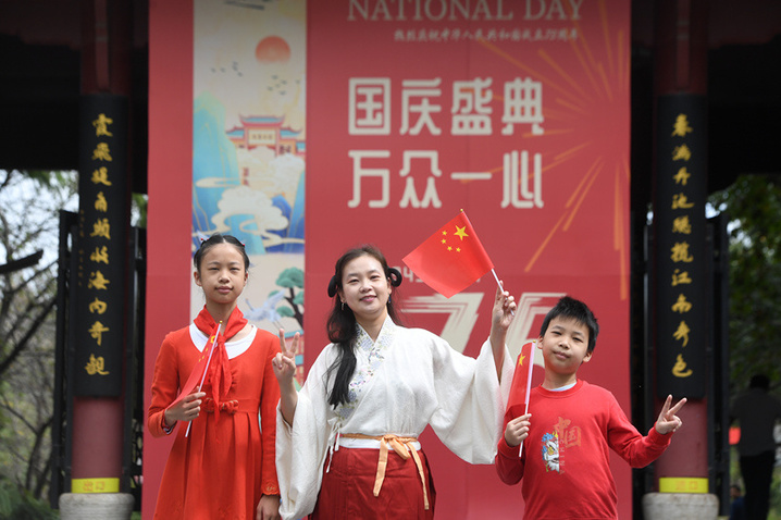 2024年10月1日，广西桂林，全州县新区体育中心小广场，数千市民欢庆国庆佳节。
