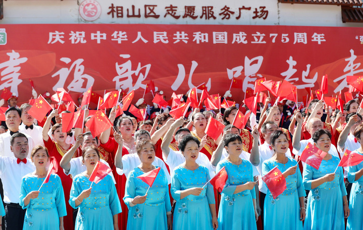 2024年10月1日，广西桂林，全州县新区体育中心小广场，数千市民欢庆国庆佳节。
