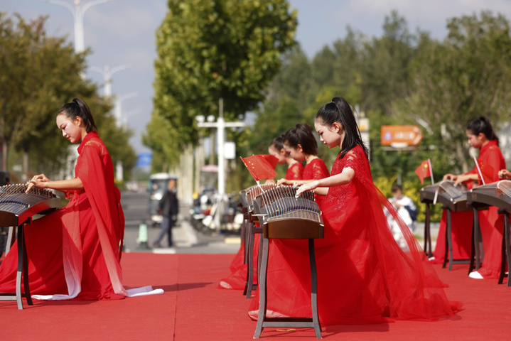 2024年10月1日，广西桂林，全州县新区体育中心小广场，数千市民欢庆国庆佳节。
