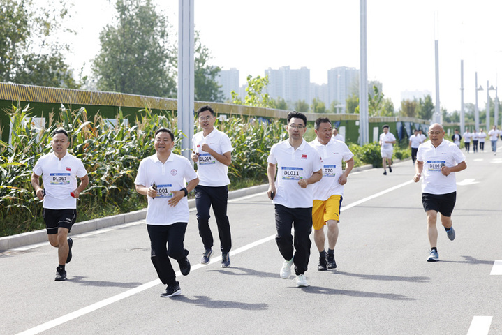 2024年10月1日，广西桂林，全州县新区体育中心小广场，数千市民欢庆国庆佳节。
