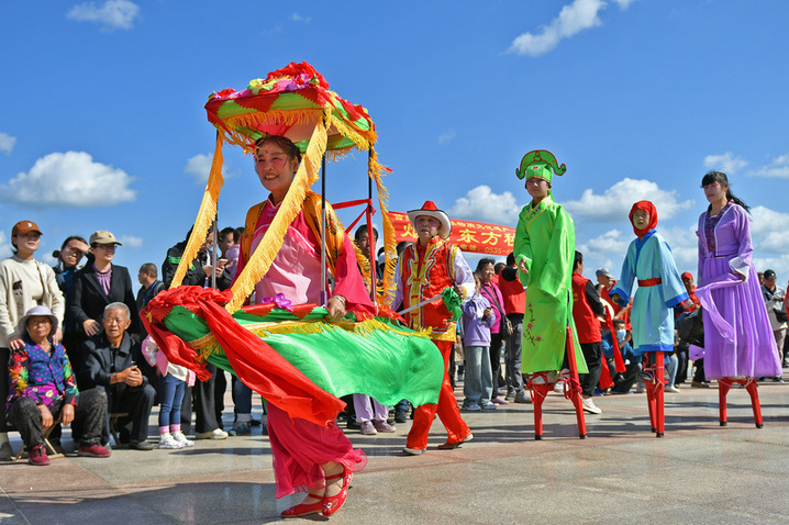 2024年10月1日，广西桂林，全州县新区体育中心小广场，数千市民欢庆国庆佳节。
