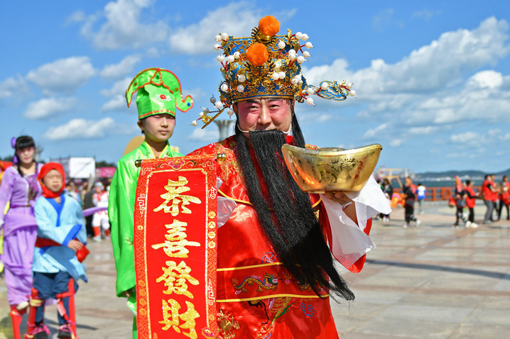 2024年10月1日，广西桂林，全州县新区体育中心小广场，数千市民欢庆国庆佳节。
