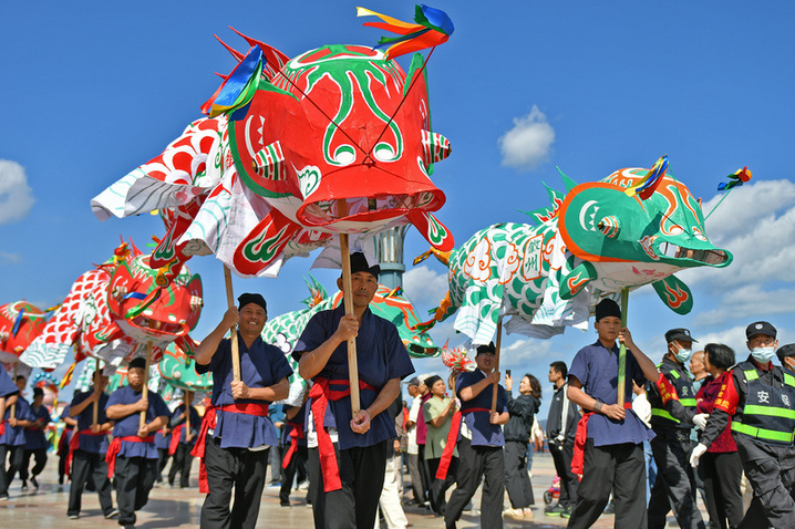 2024年10月1日，广西桂林，全州县新区体育中心小广场，数千市民欢庆国庆佳节。

