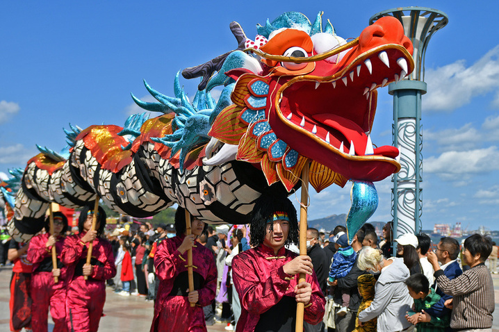 2024年10月1日，广西桂林，全州县新区体育中心小广场，数千市民欢庆国庆佳节。唐广东/视觉中国

