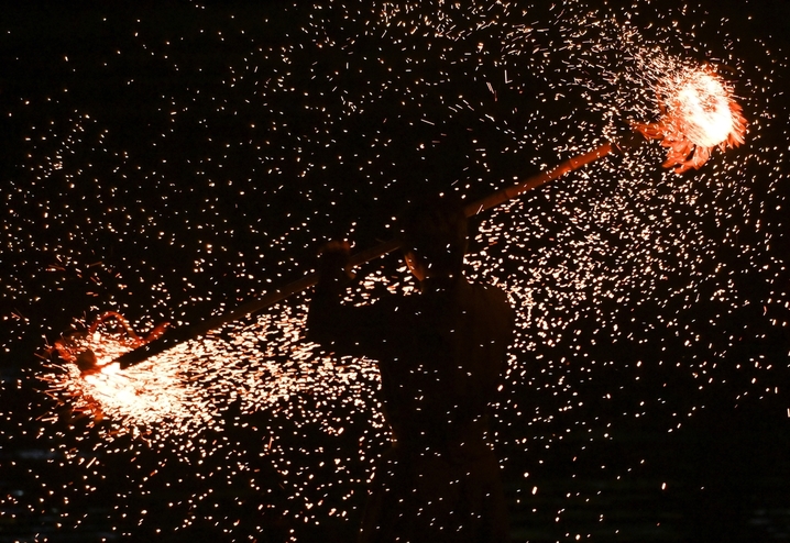 2024年10月2日，表演者演绎炭花舞，火花四溅。当日是国庆假期第二天，浙江杭州宋城景区上演一度在网络走红的“炭花舞”，壮观激烈的演绎尽显非遗魅力。 