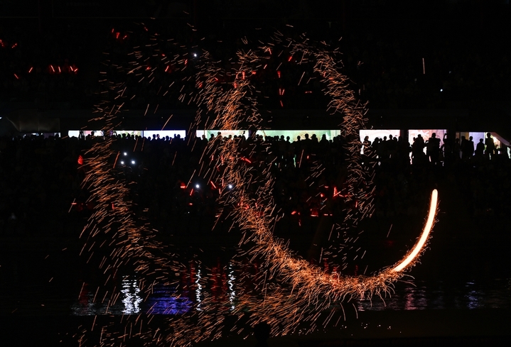 2024年10月2日，表演者演绎炭花舞，火花四溅。当日是国庆假期第二天，浙江杭州宋城景区上演一度在网络走红的“炭花舞”，壮观激烈的演绎尽显非遗魅力。 