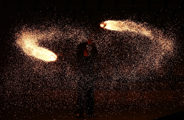 2024年10月2日，表演者演绎炭花舞，火花四溅。当日是国庆假期第二天，浙江杭州宋城景区上演一度在网络走红的“炭花舞”，壮观激烈的演绎尽显非遗魅力。 