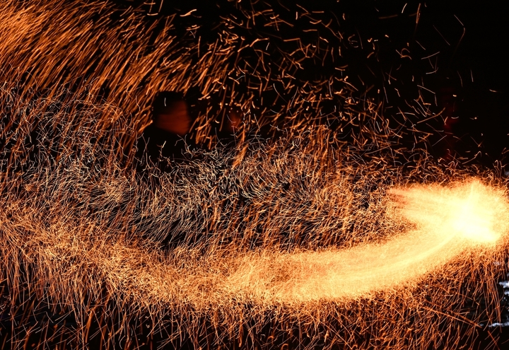 2024年10月2日，表演者演绎炭花舞，火花四溅。当日是国庆假期第二天，浙江杭州宋城景区上演一度在网络走红的“炭花舞”，壮观激烈的演绎尽显非遗魅力。 