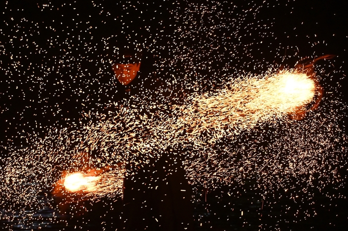 2024年10月2日，表演者演绎炭花舞，火花四溅。当日是国庆假期第二天，浙江杭州宋城景区上演一度在网络走红的“炭花舞”，壮观激烈的演绎尽显非遗魅力。 