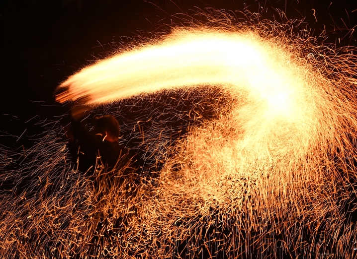 2024年10月2日，表演者演绎炭花舞，火花四溅。当日是国庆假期第二天，浙江杭州宋城景区上演一度在网络走红的“炭花舞”，壮观激烈的演绎尽显非遗魅力。王刚/IC photo 