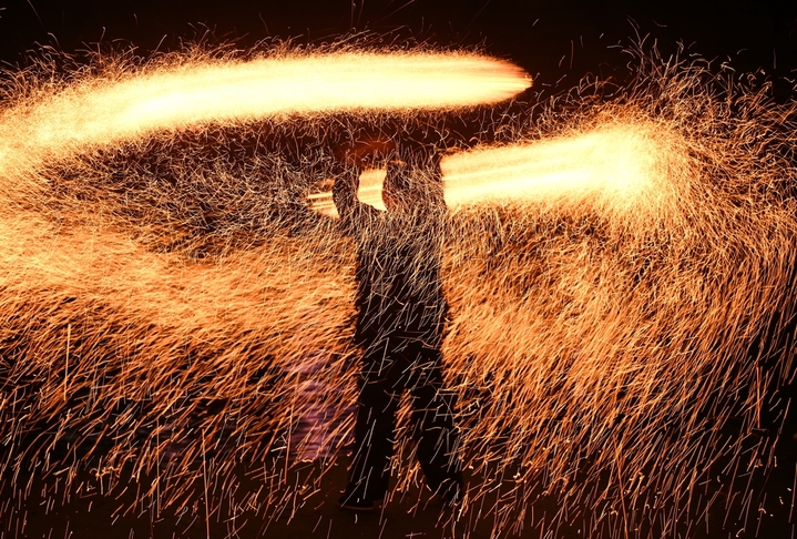 2024年10月2日，表演者演绎炭花舞，火花四溅。当日是国庆假期第二天，浙江杭州宋城景区上演一度在网络走红的“炭花舞”，壮观激烈的演绎尽显非遗魅力。 