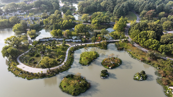 2024年10月8日，江苏扬州，寒露时节，瘦西湖风景区薄雾轻笼、树木斑斓，渐显迷人湖上秋色。