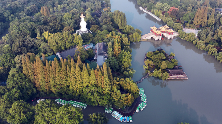 2024年10月8日，江苏扬州，寒露时节，瘦西湖风景区薄雾轻笼、树木斑斓，渐显迷人湖上秋色。