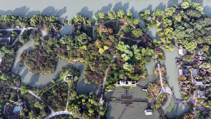 2024年10月8日，江苏扬州，寒露时节，瘦西湖风景区薄雾轻笼、树木斑斓，渐显迷人湖上秋色。来源：齐立广/视觉中国