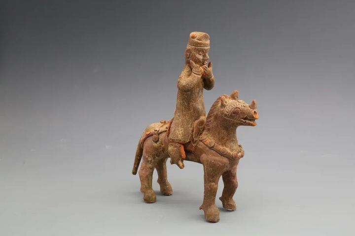 丁奉家族墓出土的骑马佣。