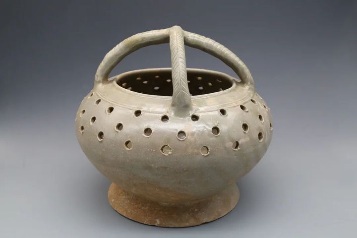 丁奉家族墓出土的青瓷器。