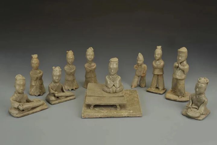 上坊孙吴大墓出土的一组青瓷伎乐佣。