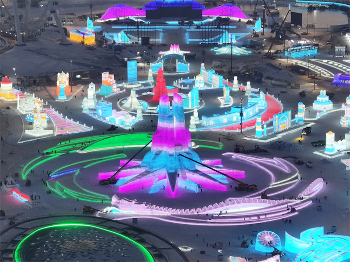 2024年12月18日，黑龙江省哈尔滨市，第二十六届哈尔滨冰雪大世界即将完工，夜幕低垂，各种冰建璀璨如画，一场冰雪盛宴马上开席。本届冰雪大世界以“冰雪同梦 亚洲同心”为主题，整个园区围绕亚冬会进行创新设计，共设有冰雪同梦、亚洲同心、东亚区、中亚区、西亚区、南亚区、东南亚区、雪山光影区和冰雪欢乐汇区九大分区，将亚奥理事会成员的42个国家和3个地区的标志性景观，以冰雪的形式在园区进行还原，呈现各国景观的冰建数量为历届之最。IC photo


