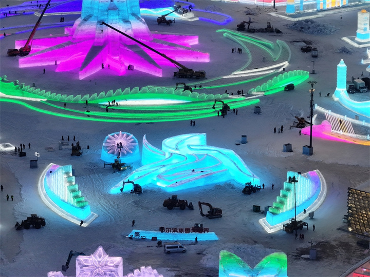 2024年12月18日，黑龙江省哈尔滨市，第二十六届哈尔滨冰雪大世界即将完工，夜幕低垂，各种冰建璀璨如画，一场冰雪盛宴马上开席。
