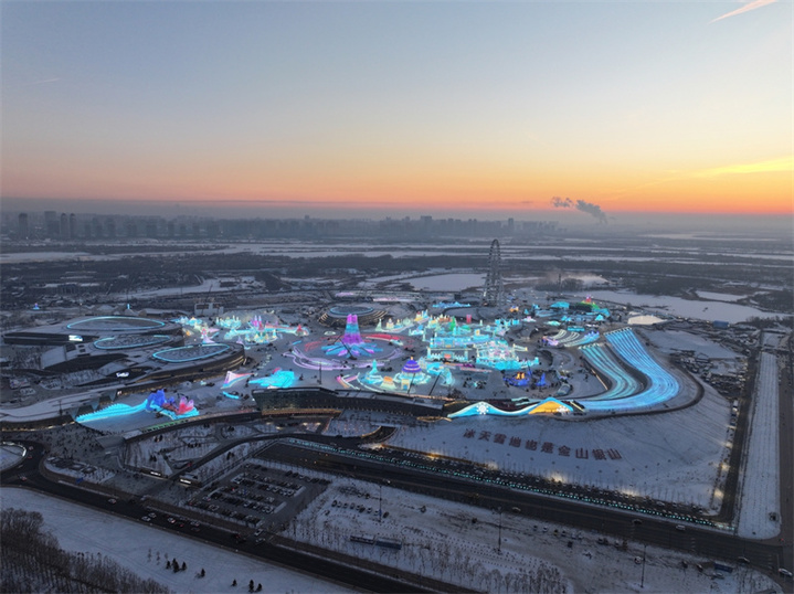 2024年12月18日，黑龙江省哈尔滨市，第二十六届哈尔滨冰雪大世界即将完工，夜幕低垂，各种冰建璀璨如画，一场冰雪盛宴马上开席。
