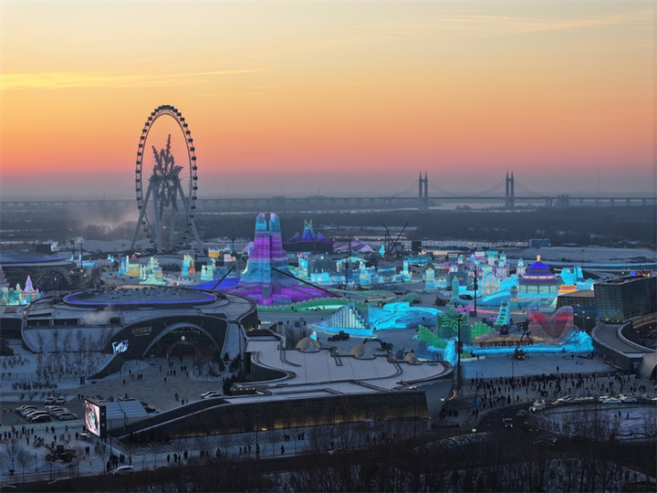 2024年12月18日，黑龙江省哈尔滨市，第二十六届哈尔滨冰雪大世界即将完工，夜幕低垂，各种冰建璀璨如画，一场冰雪盛宴马上开席。
