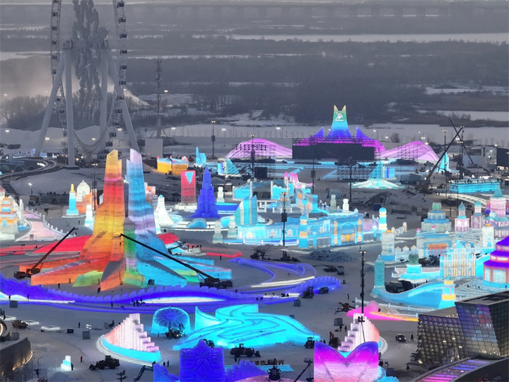 2024年12月18日，黑龙江省哈尔滨市，第二十六届哈尔滨冰雪大世界即将完工，夜幕低垂，各种冰建璀璨如画，一场冰雪盛宴马上开席。

