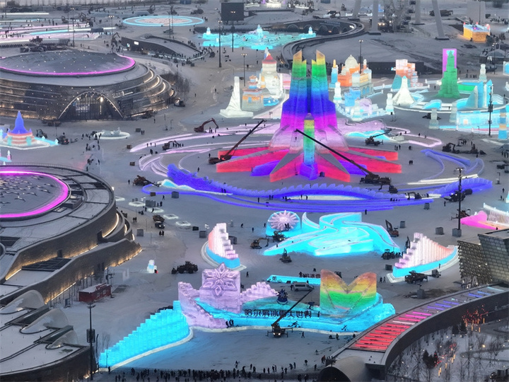 2024年12月18日，黑龙江省哈尔滨市，第二十六届哈尔滨冰雪大世界即将完工，夜幕低垂，各种冰建璀璨如画，一场冰雪盛宴马上开席。
