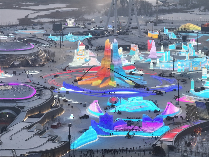2024年12月18日，黑龙江省哈尔滨市，第二十六届哈尔滨冰雪大世界即将完工，夜幕低垂，各种冰建璀璨如画，一场冰雪盛宴马上开席。
