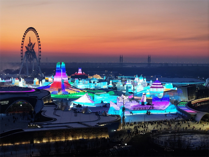 2024年12月18日，黑龙江省哈尔滨市，第二十六届哈尔滨冰雪大世界即将完工，夜幕低垂，各种冰建璀璨如画，一场冰雪盛宴马上开席。
