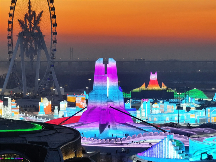 2024年12月18日，黑龙江省哈尔滨市，第二十六届哈尔滨冰雪大世界即将完工，夜幕低垂，各种冰建璀璨如画，一场冰雪盛宴马上开席。
