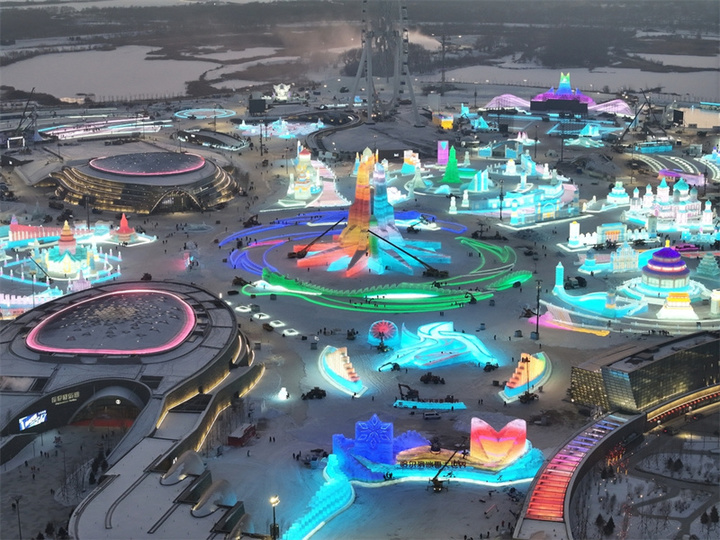 2024年12月18日，黑龙江省哈尔滨市，第二十六届哈尔滨冰雪大世界即将完工，夜幕低垂，各种冰建璀璨如画，一场冰雪盛宴马上开席。
