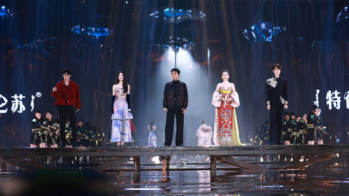 在更好2025江苏卫视跨年演唱会上，歌手演员云飞、黄子弘凡、刘端端、陈卓璇、姚晓棠 合唱《天地龙鳞》高燃开场！灯光如破晓曙光划破夜空，舞台仿若华夏千年历史的画卷徐徐展开。他们以醇厚有力、直抵人心的嗓音，唱出华夏千年底蕴；用豪情满溢的激情，燃爆开场氛围！来源：荔枝新闻