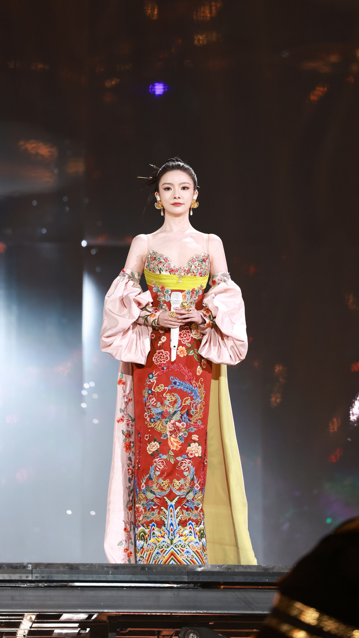 在更好2025江苏卫视跨年演唱会上，歌手演员云飞、黄子弘凡、刘端端、陈卓璇、姚晓棠 合唱《天地龙鳞》高燃开场！灯光如破晓曙光划破夜空，舞台仿若华夏千年历史的画卷徐徐展开。他们以醇厚有力、直抵人心的嗓音，唱出华夏千年底蕴；用豪情满溢的激情，燃爆开场氛围！陈卓璇