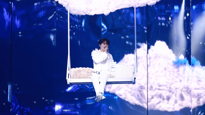 “我向你追，风温柔地吹，只要你无怨我也无悔”…周深带来经典歌曲《雨蝶》，一起来欣赏！