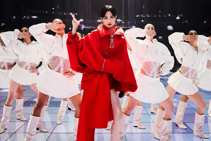 李宇春 《2005-2025跨年组曲》《回春天》完整版本舞台来咯！十首经典热歌串烧，她用独特嗓音直击灵魂内心，用对音乐的极致诠释，唤醒人们深埋心中的温暖与美好，奔赴人生的崭新春天。
