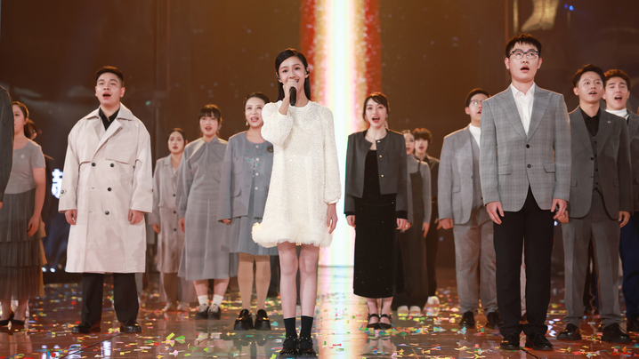 在澳门回归二十五周年之际，王心妤唱响《七子之歌》，歌声婉转，满含深情。他们用真挚的歌声，将深沉的家国情怀融入每一个音符，唤起人们对这片土地的热爱与眷恋，也展望着中国澳门更璀璨的未来。