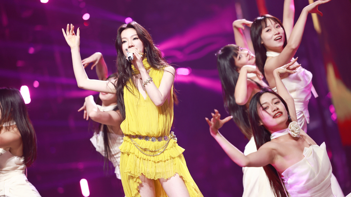 单依纯倾情演绎《天上掉下个林妹妹》+《纯妹妹》，将流行元素与越剧文化完美融合，用她极具感染力的演唱和灵动的舞台表现，展现出了少女的纯真与活力，唱跳与柔美声线结合得恰到好处，俏皮可爱中又带着丝丝诱惑的感觉。来源：荔枝新闻