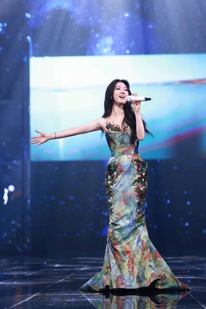 单依纯 《更好的自己》直拍送达！嗓音似潺潺溪流，澄澈且极具感染力，每一个吐字、每一次转音，都如同在编织一张细密的网，将听众的心温柔捕获。